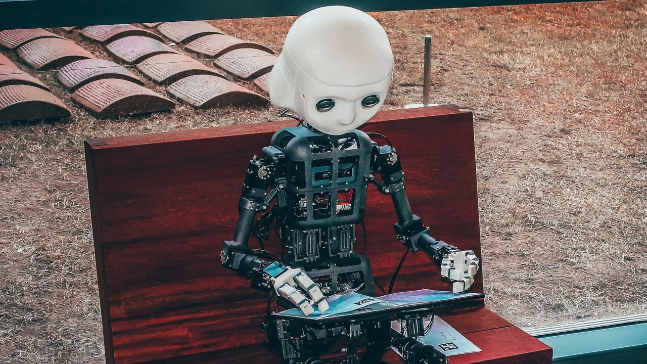 ChatGPT, Gemini i inne chatboty AI dostały do rozwiązania test ośmioklasisty. Na jednym zadaniu wyłożyły się wszystkie, źródło grafiki: Andrea De Santis; Unsplash.com; 2021.