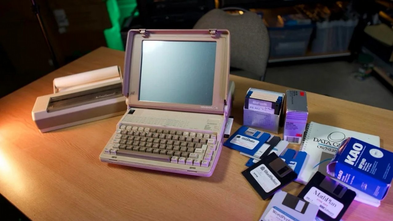Gracz odnajduje 40-letniego laptopa i odkrywa, że rozwiązanie jego największego problemu wciąż znajduje się w oryginalnym opakowaniu, źródło grafiki: u/ruptwelve; Reddit.