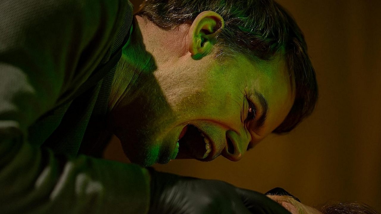 Kultowy thriller powraca w nowej odsłonie. Recenzje kontynuacji jednego z najlepszych seriali kryminalnych ostatnich 20 lat już są, a premiera coraz bliżej, źródło grafiki: Dexter: Resurrection, Clyde Phillips, SkyShowtime, 2025.