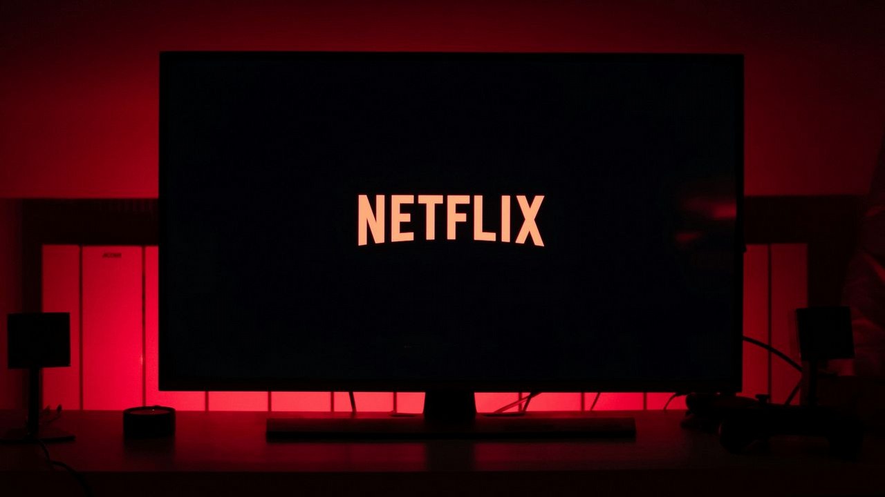 Szaleństwo na ekranie! Na Netflix właśnie wylądowała nowa odjechana kryminalna komedia akcji, źródło grafiki: Unsplash.com / Thibault Penin / 2018.