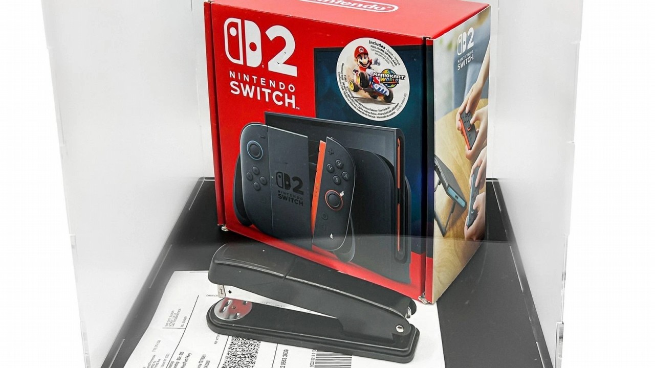 Switch 2 na aukcji kosztuje prawie 800000 złotych. To pierwsza konsola uszkodzona zszywaczem przez pracowników sklepu, źródło grafiki: eBay.