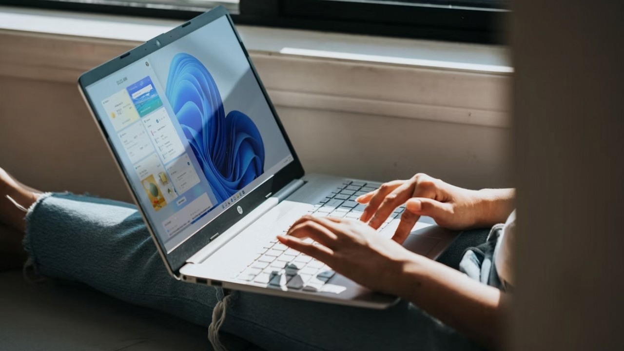 Porównano wydajność tego samego komputera z nową i starą instalacją systemu Windows 11. Uzyskane wyniki są zaskakujące, źródło grafiki: Windows; Unsplash.com; 2021.