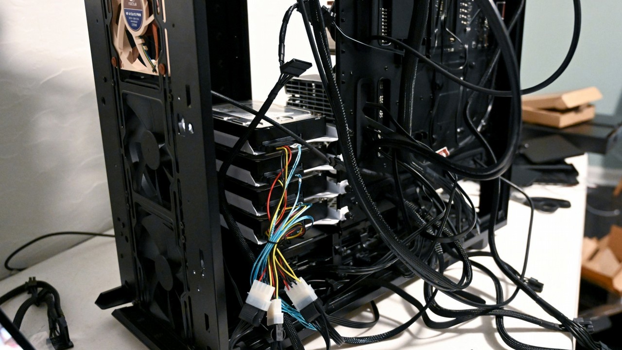 Gracz włącza komputer trzymając dwa kable razem - wygląda to tak, jakby próbował zrobić zwarcie w samochodzie, źródło grafiki: Nathan Anderson, Unsplash.