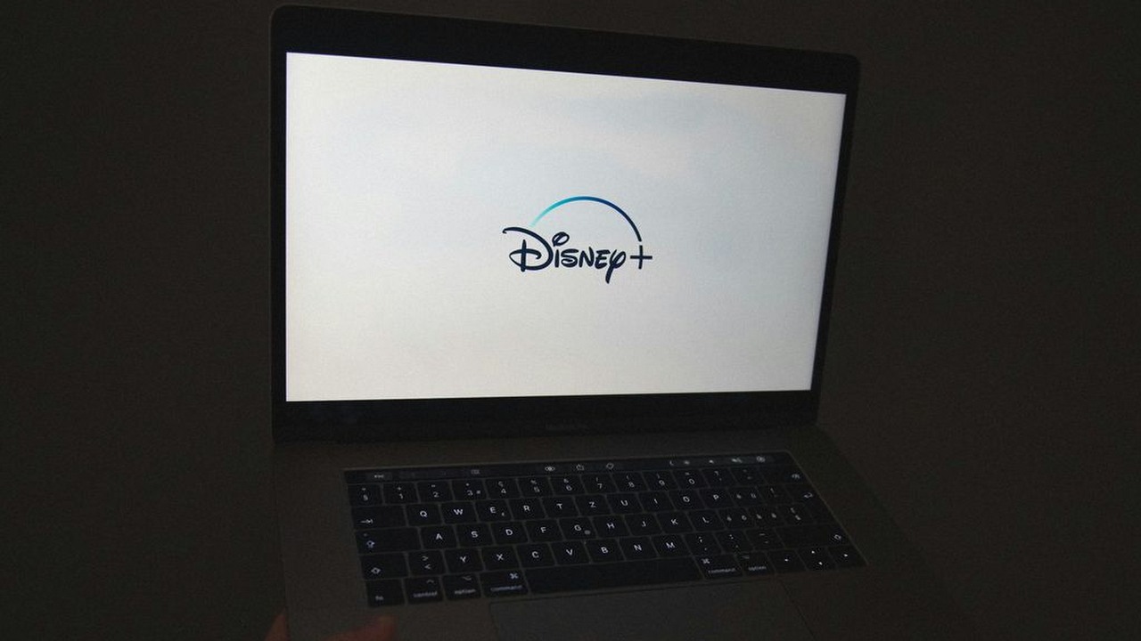 9 sezonów i ponad 200 odcinków. Kultowy serial właśnie zawitał na Disney+, źródło grafiki: 2022; Thibault Penin; Unsplash.com.