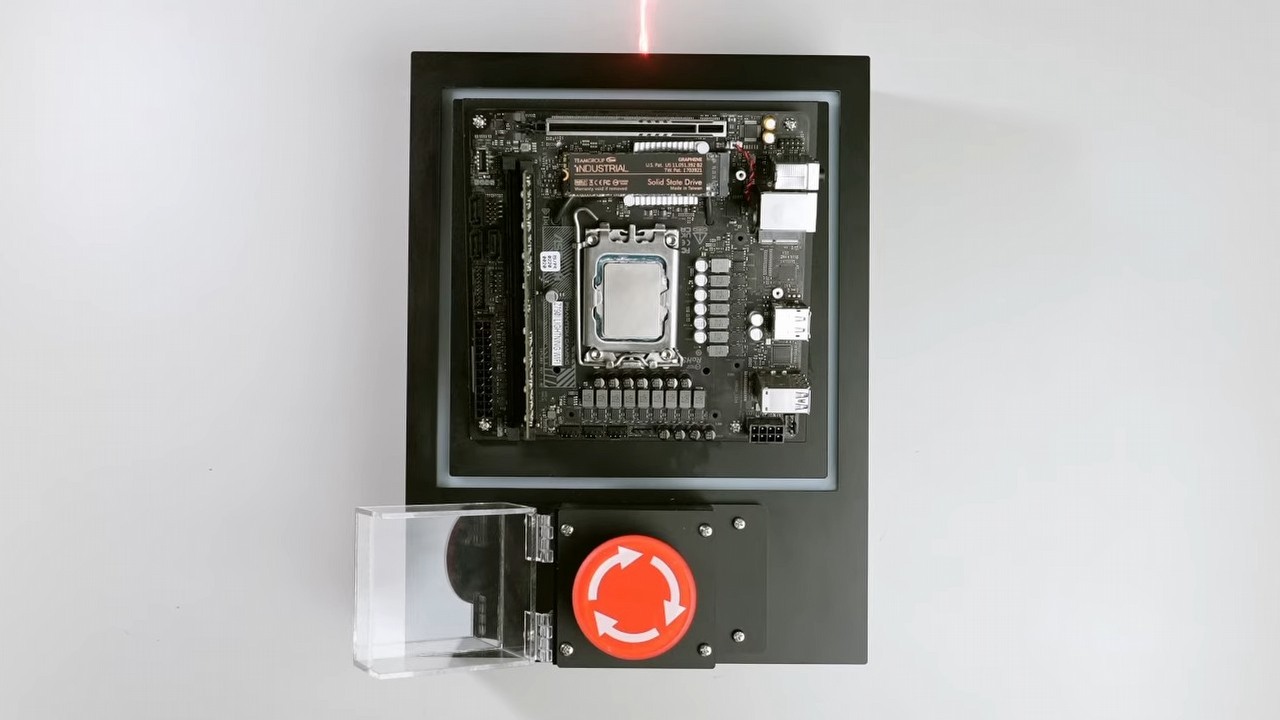 Nowy dysk SSD ma duży czerwony przycisk. Spróbuj zgadnąć, co się stanie po jego naciśnięciu, źródło grafiki: YouTube: TEAMGROUP; 2025.