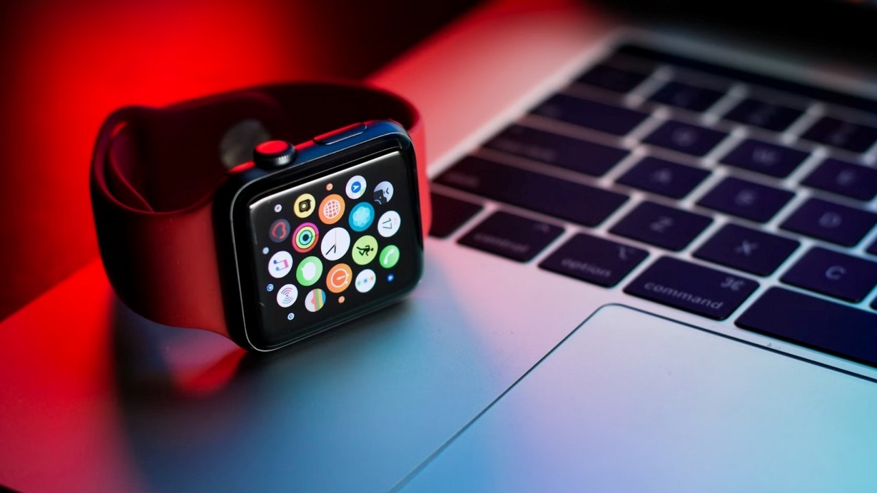 Apple wie, jak schować aparat w wyświetlaczu. Wpłynął nowy patent firmy, źródło grafiki: Raagesh C; Unsplash.com; 2019.