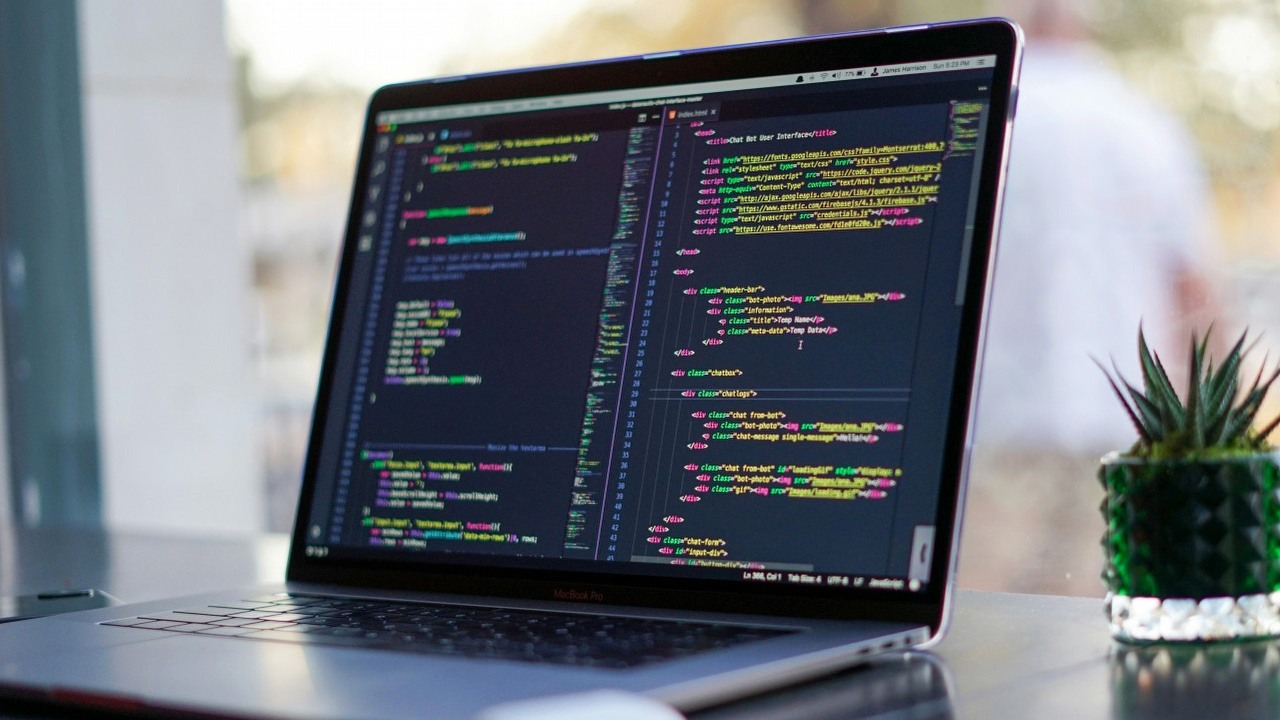 Człowiek pokonał sztuczną inteligencję w programowaniu. Wybitnym koderem jest Polak, źródło grafiki: James Harrison, Unsplash.