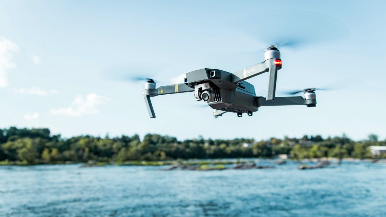 Rój dronów będzie kontrolować fabrykę TSMC w Arizonie, firma szuka dostawcy bezzałogowców, źródło grafiki: Karl Greif, Unsplash.