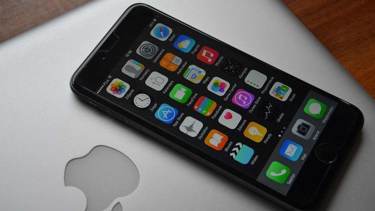 Apple chce stworzyć idealny składany smartfon. Problemem są jednak zagięcia ekranu, które „mają być mniejsze niż u Samsunga”, źródło grafiki: kropekk_pl/Pixabay.