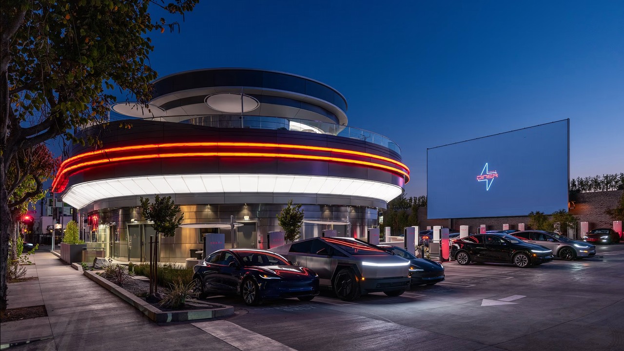 W Los Angeles otwarto retro-futurystyczny lokal Tesli. Łączy on stację Supercharger z kinem samochodowym i restauracją, źródło grafiki: Tesla.