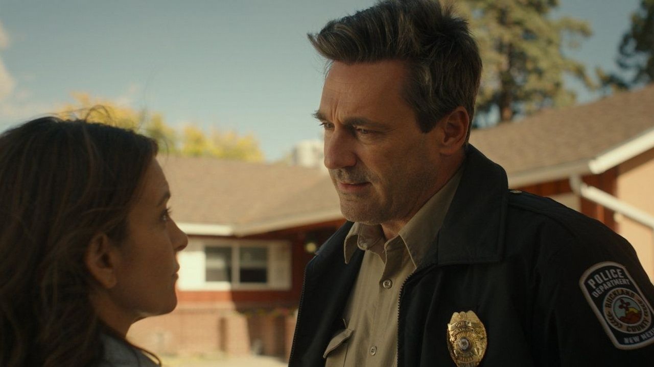 Kryminał z Jonem Hammem od 10 dni podbija Prime Video w Polsce. Krytykom się nie podoba, ale widzowie nie mogą przestać go oglądać, źródło grafiki: Kto zabił Maggie Moore, John Slattery,  Indy Entertainment, 2023.