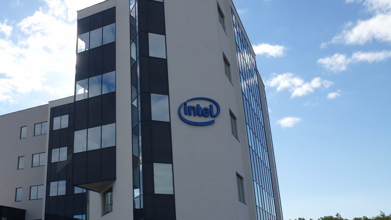 Intel oficjalnie rezygnuje z fabryki w Polsce. Inwestycje w Europie zostały wstrzymane, źródło grafiki: Almondox | Wikimedia Commons.