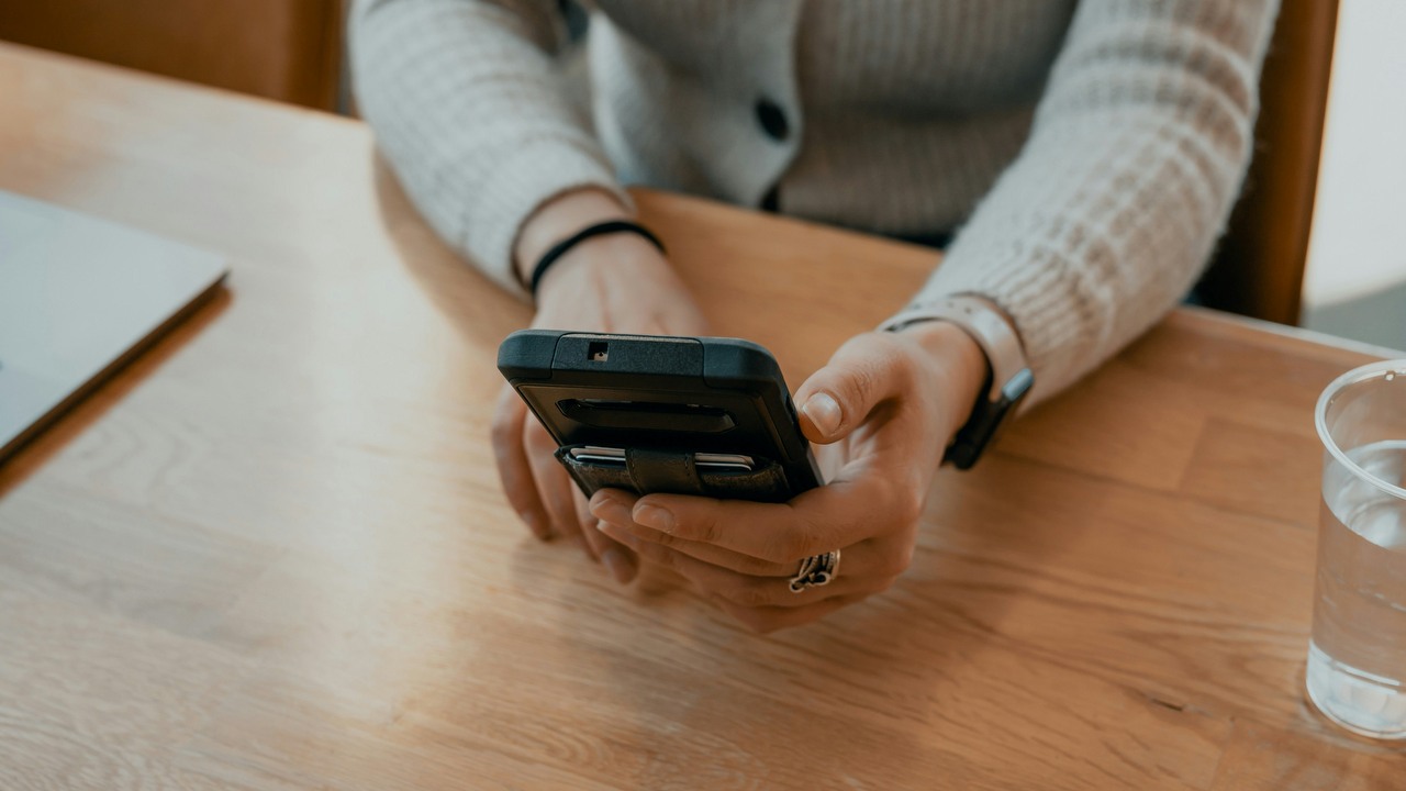 Koniec ery częstych zakupów telefonów w Polsce. Wyniki sprzedażowe operatorów potwierdzają nowy trend, źródło grafiki: Clay Banks VK | Unsplash.