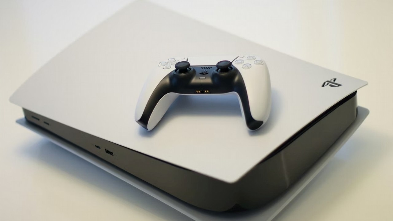 Gracz znalazł Playstation 5 w śmietniku, społeczność ostrzega go przed nieproszonymi gośćmi, źródło grafiki: Kerde Severin; Unsplash.com; 2020.