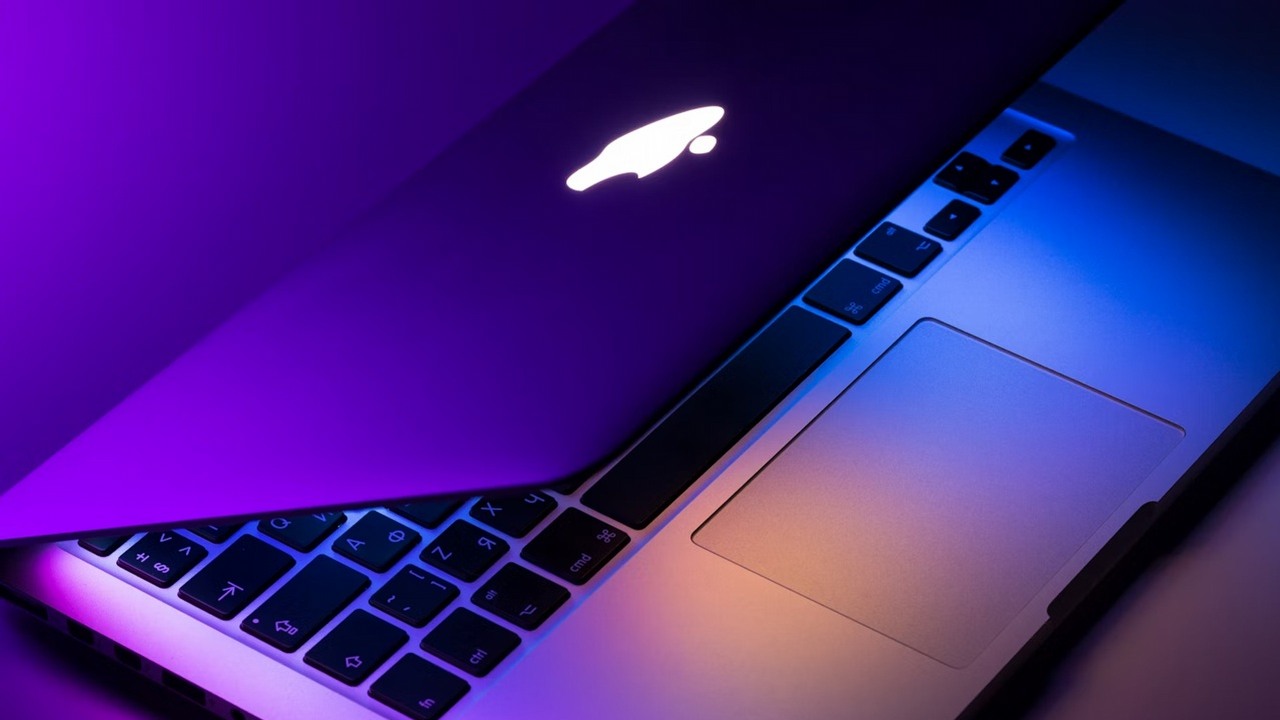 Jak wyłączyć MacBooka? Opisujemy proste metody i powody, dla których może być z tym problem, źródło grafiki: Dmitry Chernyshov / Unsplash.