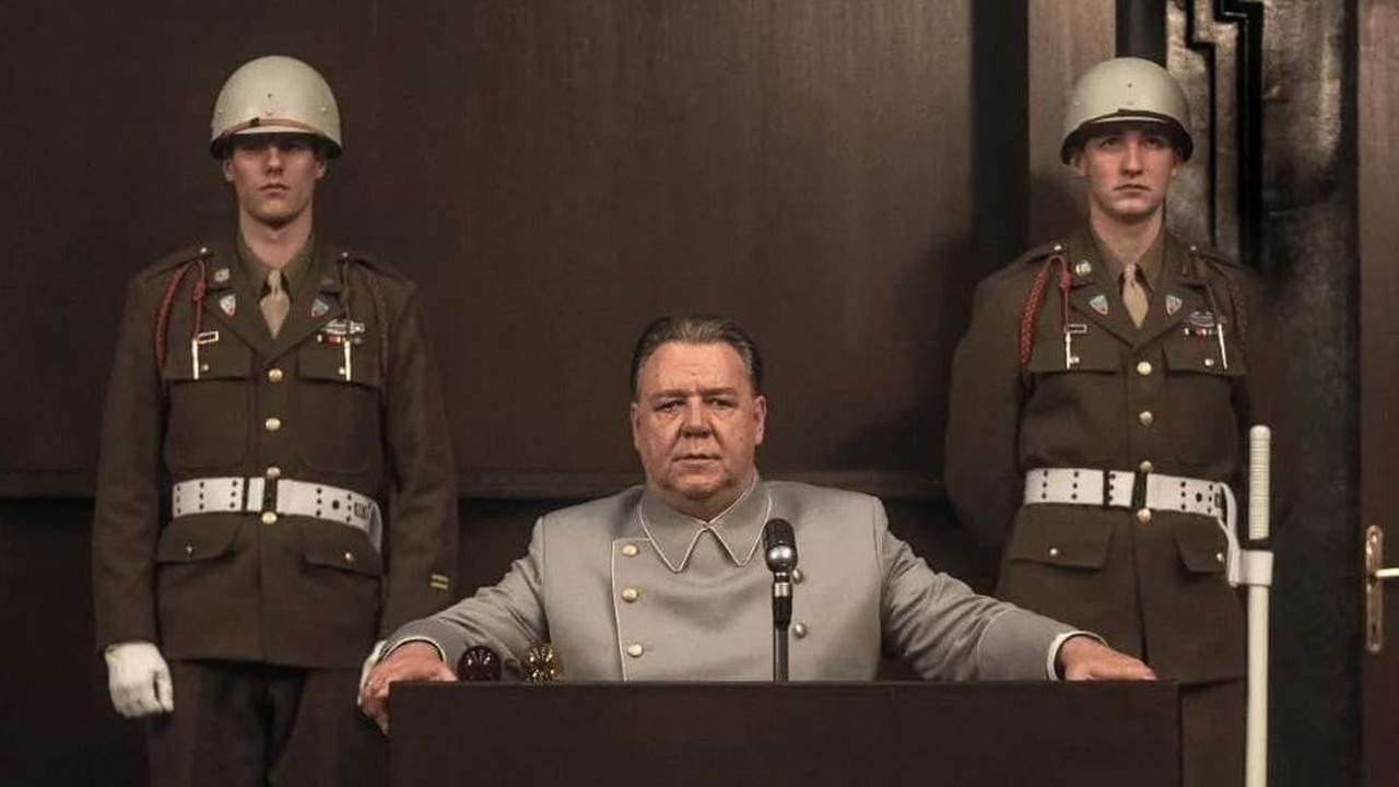 „Jak w ogóle zagrać takiego faceta?”: Russell Crowe podejmuje wielkie wyzwanie w swoim nadchodzącym filmie, którego pierwszy zwiastun właśnie się pojawił, źródło grafiki: Norymberga, Bluestone Entertainment, James Vanderbilt, 2025.