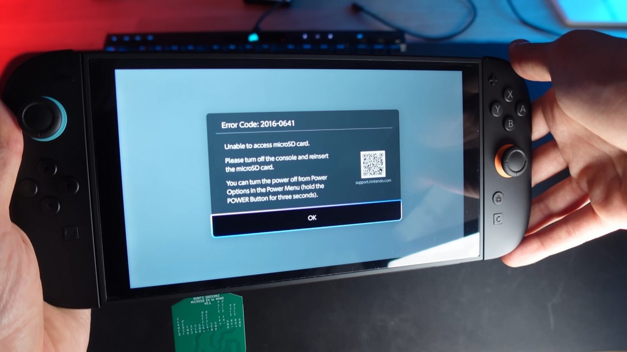 Haker próbuje podpiąć dysk SSD do Switcha 2. Na razie bez sukcesu, ale nie traci nadziei, źródło grafiki: YouTube: Better Gaming; 2025.