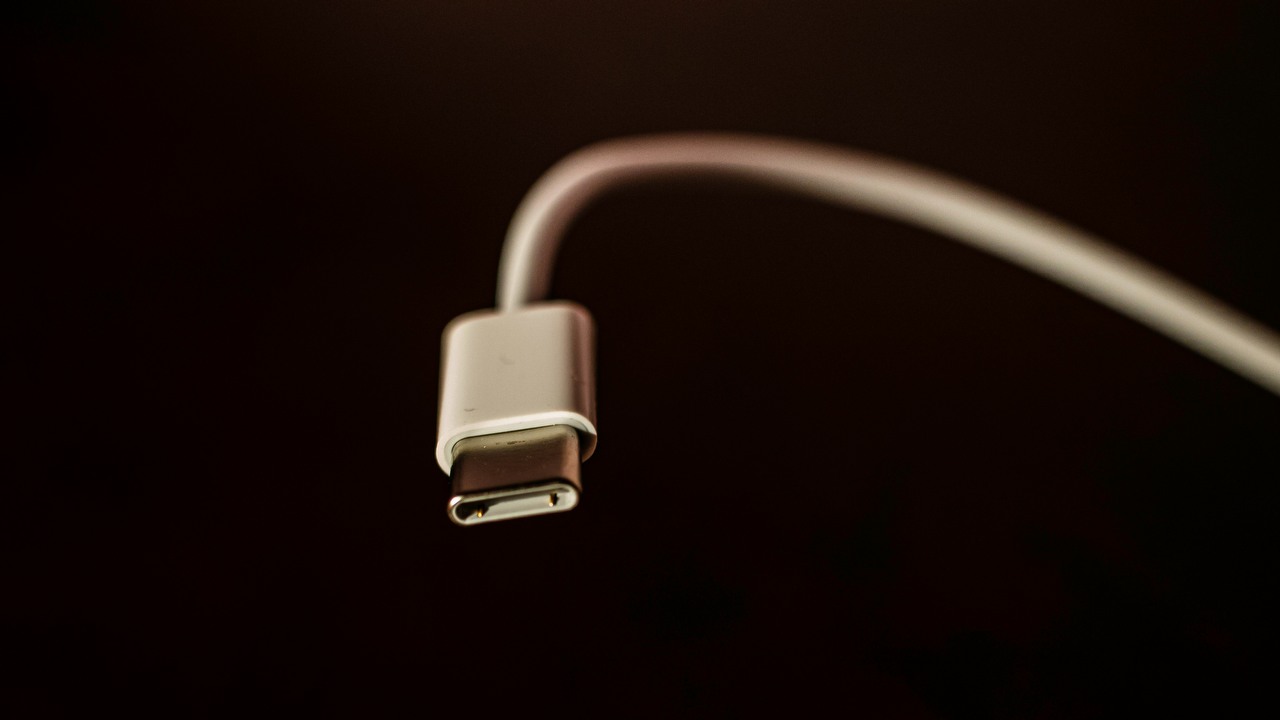 Port USB-C w iPhonie to większa wygoda, ale okazuje się, że także potencjalne zagrożenie, źródło grafiki: Mishaal Zahed | Unsplash.