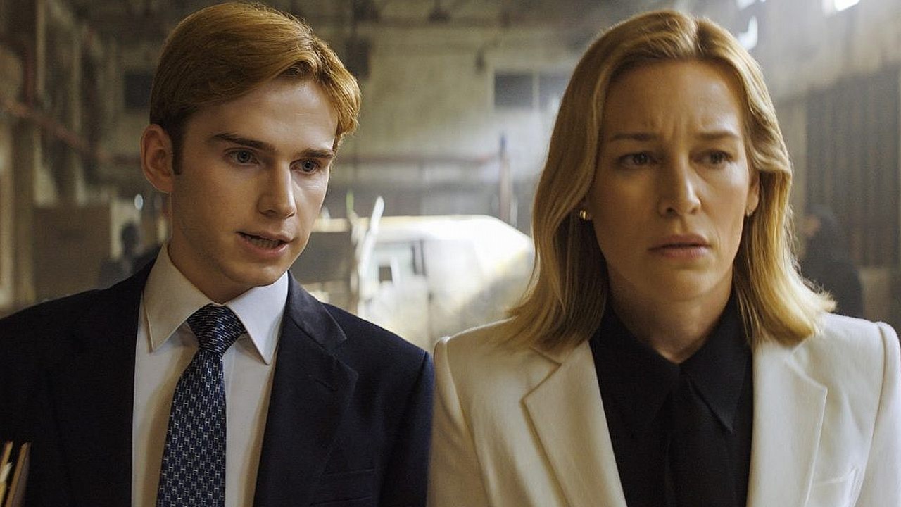 Tylko 1 dzień został do premiery największego hitu tygodnia Prime Video. Wszystkie 6 odcinków pełnego akcji thrillera szpiegowskiego obejrzymy już jutro, źródło grafiki: Motyl, Ken Woodruff, Prime Video, 2025.