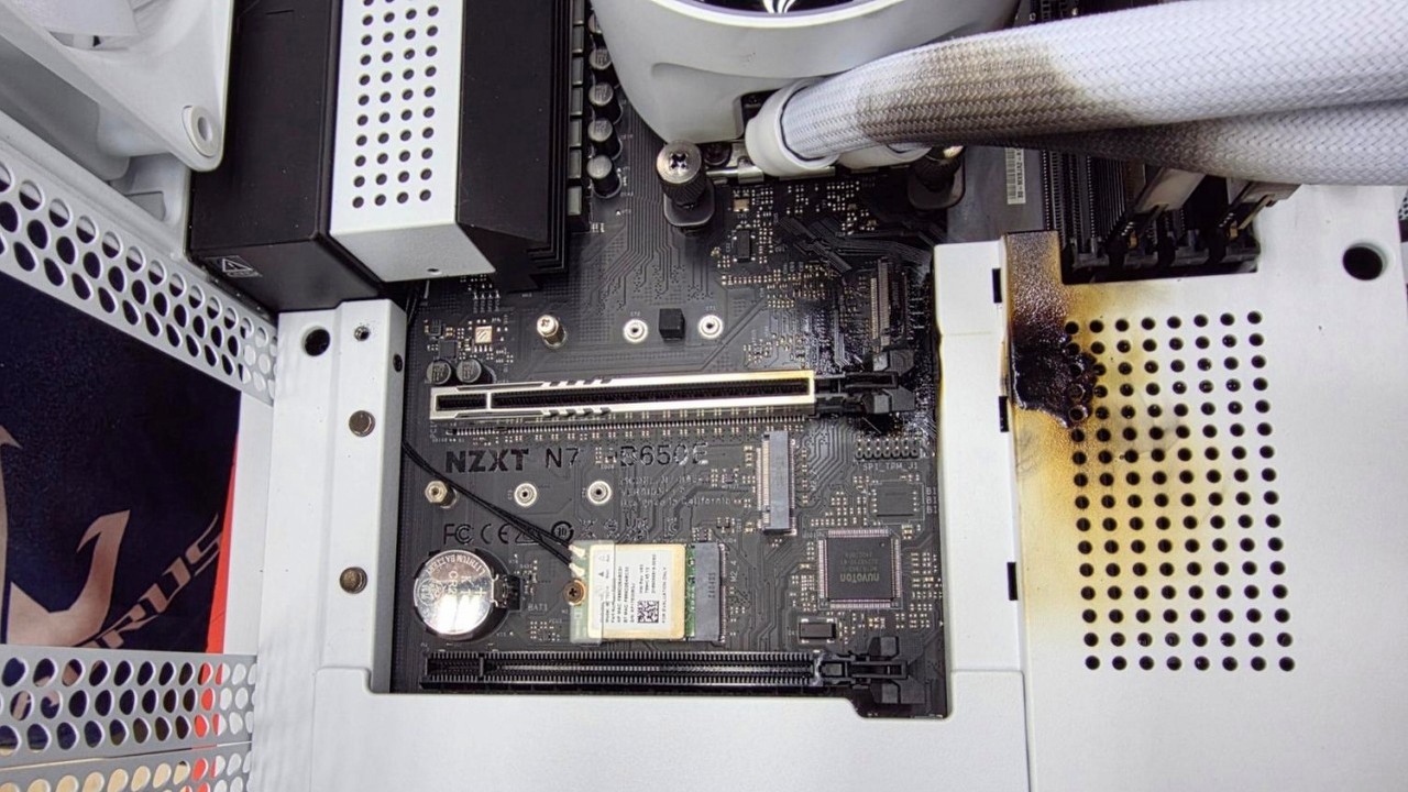 RTX 5090 stanął w płomieniach podczas grania w Battlefielda 6; winna może być zła konstrukcja kart graficznej, źródło grafiki: york4517; forum.gamer.com.tw.