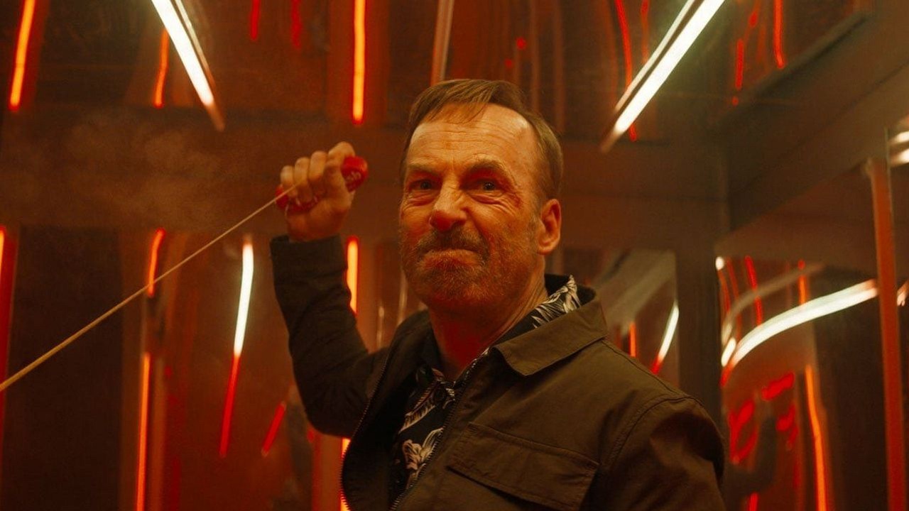 3 lata temu podbił serca widzów, teraz wraca z chwaloną kontynuacją. Sequel hitowego thrillera akcji rusza już w ten weekend, źródło grafiki: Nikt 2, Timo Tjahjanto, Universal, 2025.