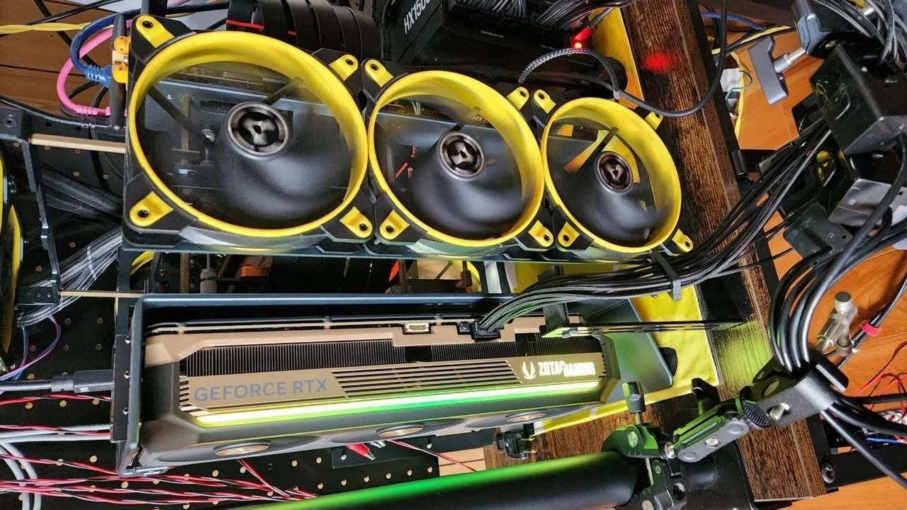 Gracz zbudował ochronę ostateczną dla RTX-a 5090. Teraz prąd nie stopi i nie spali jego karty graficznej, źródło grafiki: u/Electronic_Ear6797; Reddit.