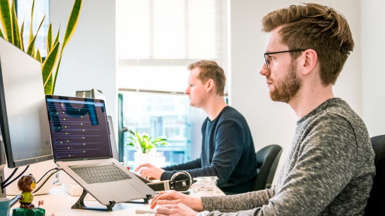 Prezes wyrzucił 80% pracowników, bo nie chcieli pracować z AI. Po 2 latach chwali się, że miał rację i zrobiłby to ponownie, źródło grafiki: Tim van der Kuip; Unsplash.com; 2019.