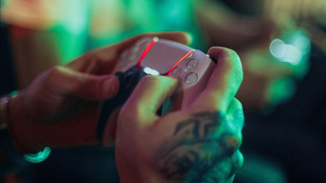 Fan PlayStation chce tylko naprawić port HDMI swojej konsoli PS5 u sprzedawcy - konsola wraca jeszcze bardziej zepsuta i brudna, źródło grafiki: Tigran Hambardzumyan | Unsplash.