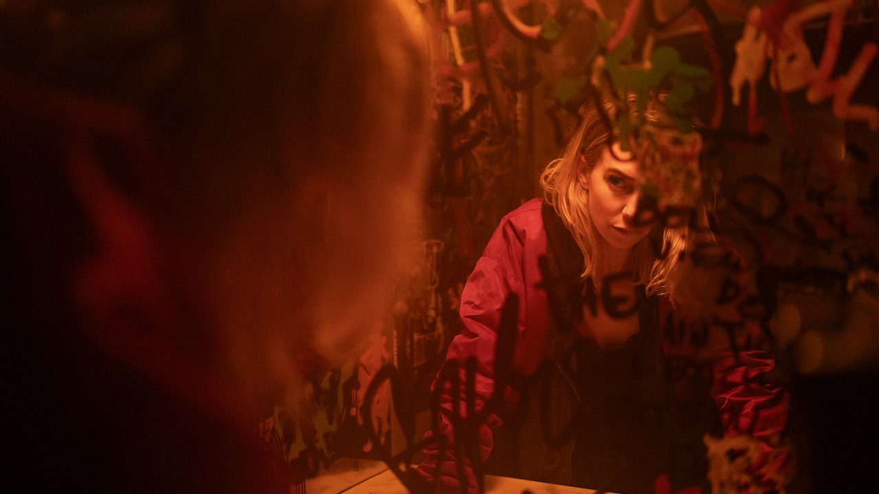 Netflix ma nowy kryminalny hit z aktorką, którą dobrze znasz z kina akcji. Na Rotten Tomatoes film wypadł fatalnie, źródło grafiki: Night Always Comes, Benjamin Caron, Netflix, 2025.