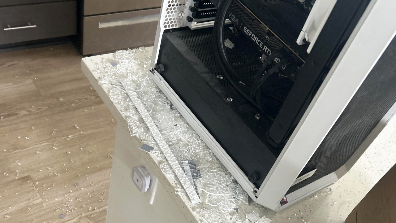 Chciał tylko wymienić wentylator w PC. Skończyło się rozbitym panelem przez jeden drobny błąd, źródło grafiki: iplay5, Reddit.