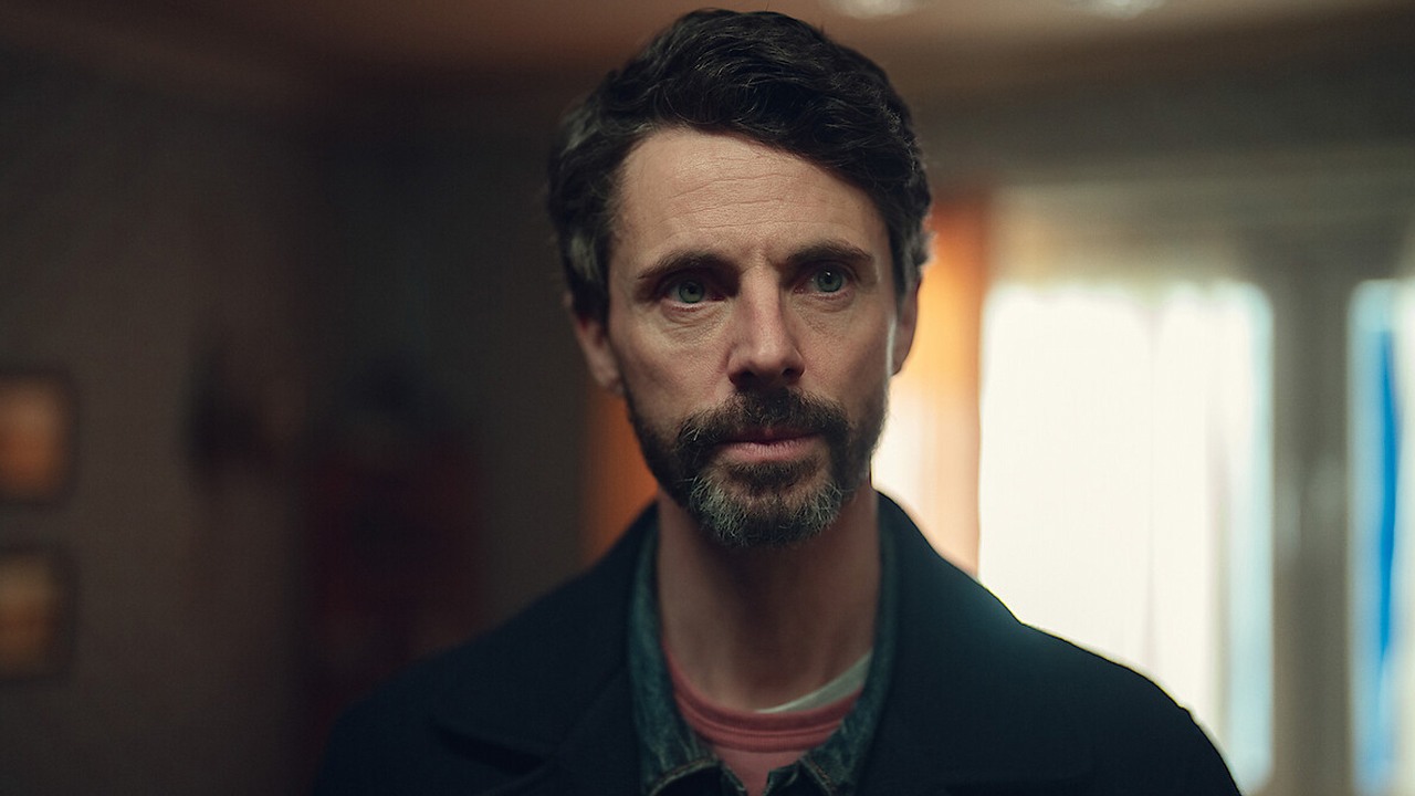 Wyśmienita odpowiedź Netflixa na Kulawe konie z wynikiem 88% na Rotten Tomatoes powróci z 2. sezonem, źródło grafiki: Dept. Q, Scott Frank i Chandni Lakhani, Netflix, 2025.