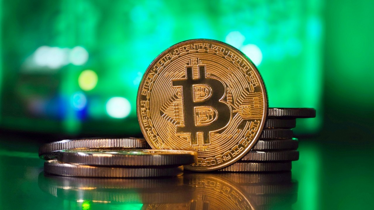 W ciągu trzech tygodni w mieszkaniu wynajmowanym przez Airbnb zużyli prąd na sumę 5500 złotych. Właściciele odkryli, że wydobywali kryptowaluty, źródło grafiki: Erling Loken Andersen, Unsplash.