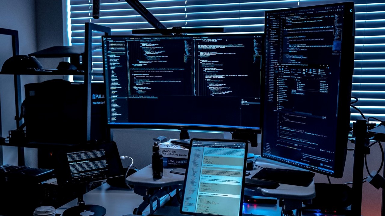 Sabotował firmę kill switchem i teraz trafi do więzienia; były pracownik chciał zemsty na wypadek zwolnienia, źródło grafiki: Boitumelo; Unsplash.com; 2022.