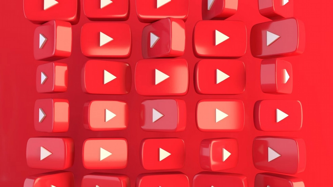 „Czas zastąpić Youtube”. Mocna krytyka YouTube za używanie AI do edycji filmów twórców i ukrywania tego za korporacyjną nowomową, źródło grafiki: Javier Miranda; Unsplash.com; 2021.