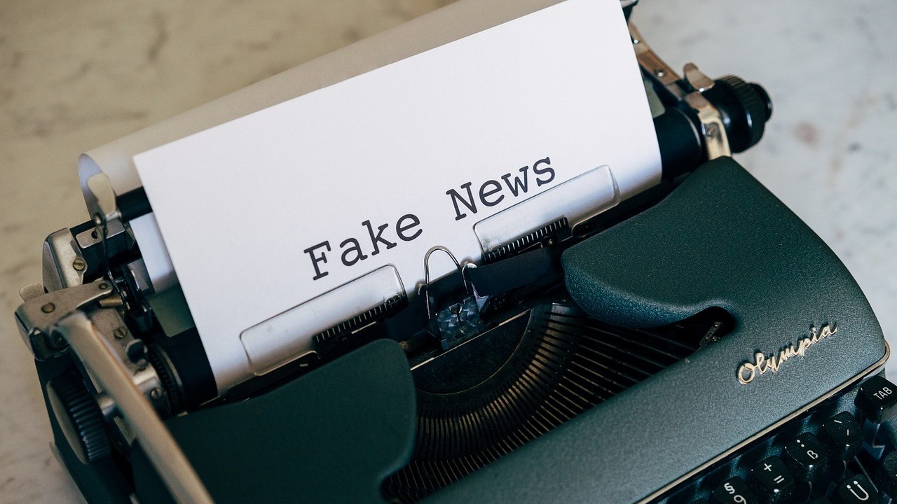 Redakcje cofają teksty fałszywej autorki. Wszystko wskazuje, że były pisane przez AI, źródło grafiki: viarami; Pixabay; 2020.