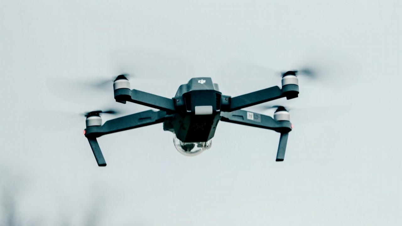 „Rzeczywistość jak z Cyberpunk 2077”, szkoły na Florydzie testują drony jako środek obrony przed strzelaninami, źródło grafiki: Kaleb Kendall; Unsplash.com; 2017.