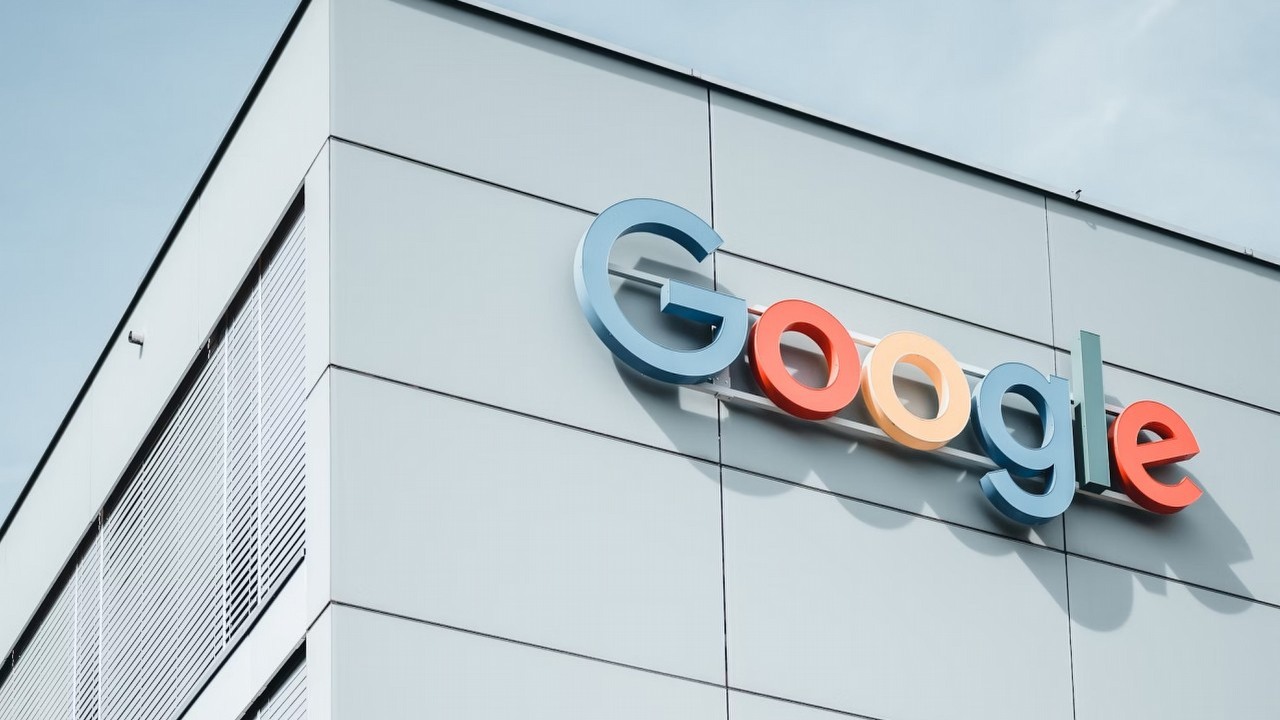 Google zapłaci miliony złotych Ceneo za naruszenie sądowego zakazu dotyczącego nieuczciwej konkurencji, źródło grafiki: Alex Dudar; Unsplash.com; 2020.