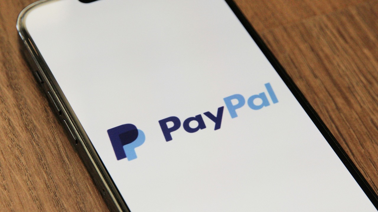 PayPal odmówił wypłaty twórcy gier dla dorosłych, mimo że legalnie sprzedaje swoje dzieło na Steamie. Chodzi o prawie 400 tys. złotych, źródło grafiki: Unsplash | Marques Thomas.
