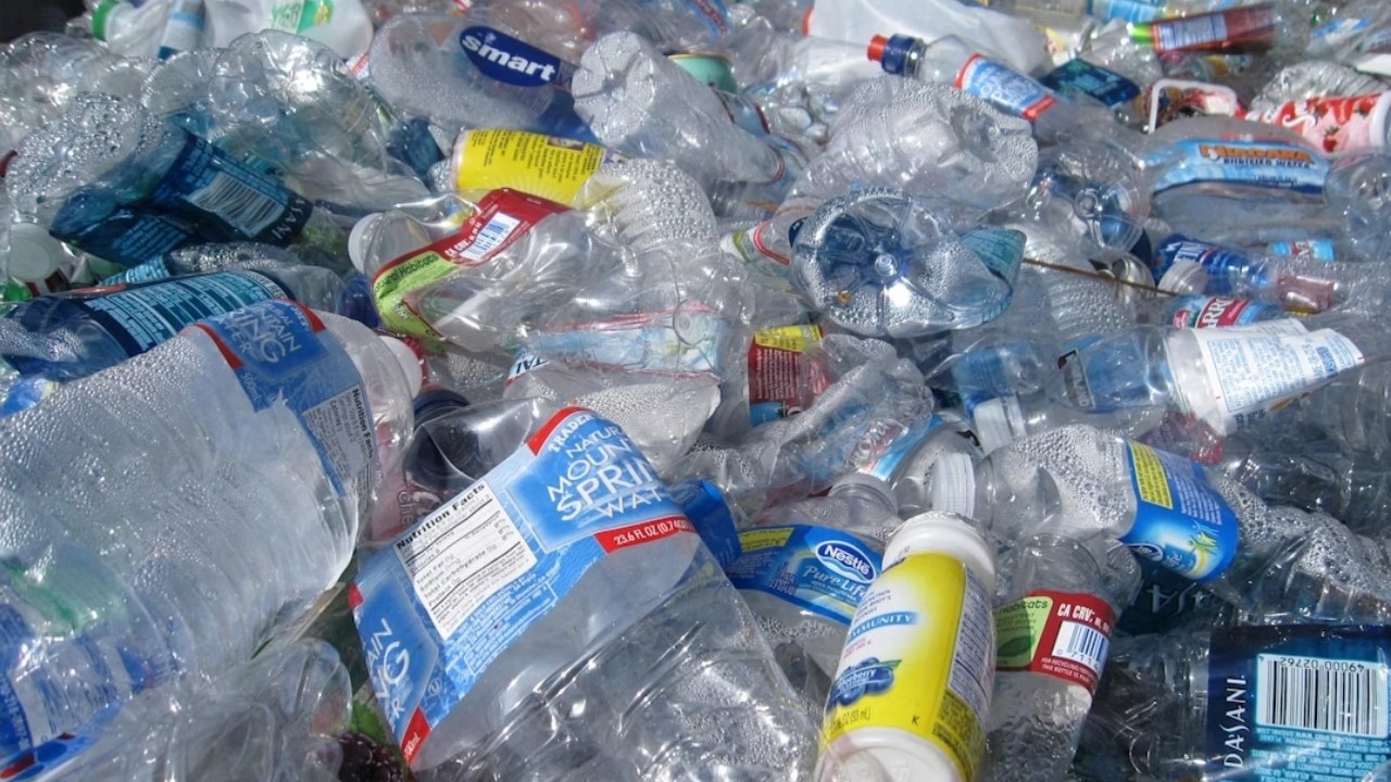 Naukowcy zmieniają plastik w paliwo. Rewolucyjna metoda, która może zmienić globalne podejście do recyklingu, źródło grafiki: tanvi sharma; Unsplash.com; 2019.