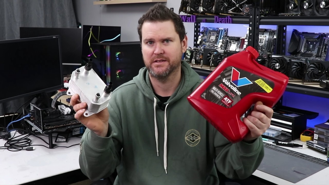 GTX 1080 Ti chłodzony płynem ATF i chłodnicą skrzyni biegów SUV-a, to eksperyment pewnego entuzjasty, źródło grafiki: YouTube: TrashBench; 2025.