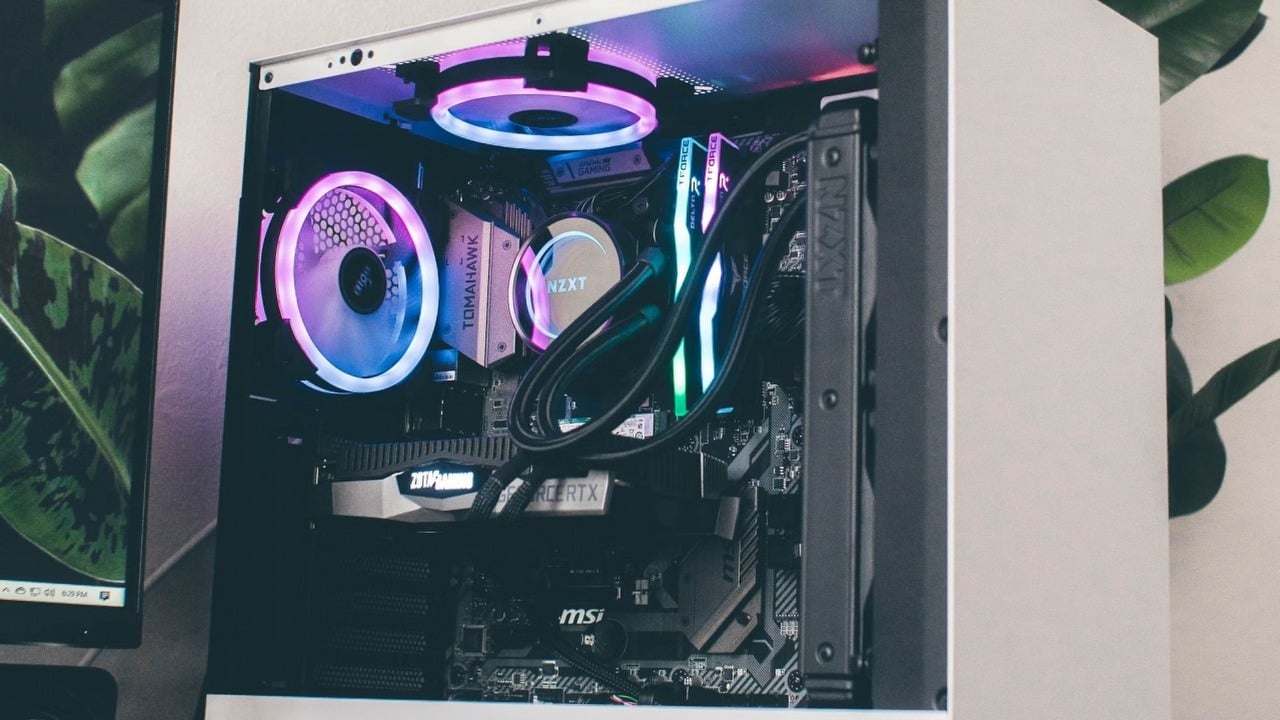 32 GB RAM wkrótce będzie królować w PC graczy; trend zdradzają ankiety Steama, źródło grafiki: Andre Tan; Unsplash.com; 2020.
