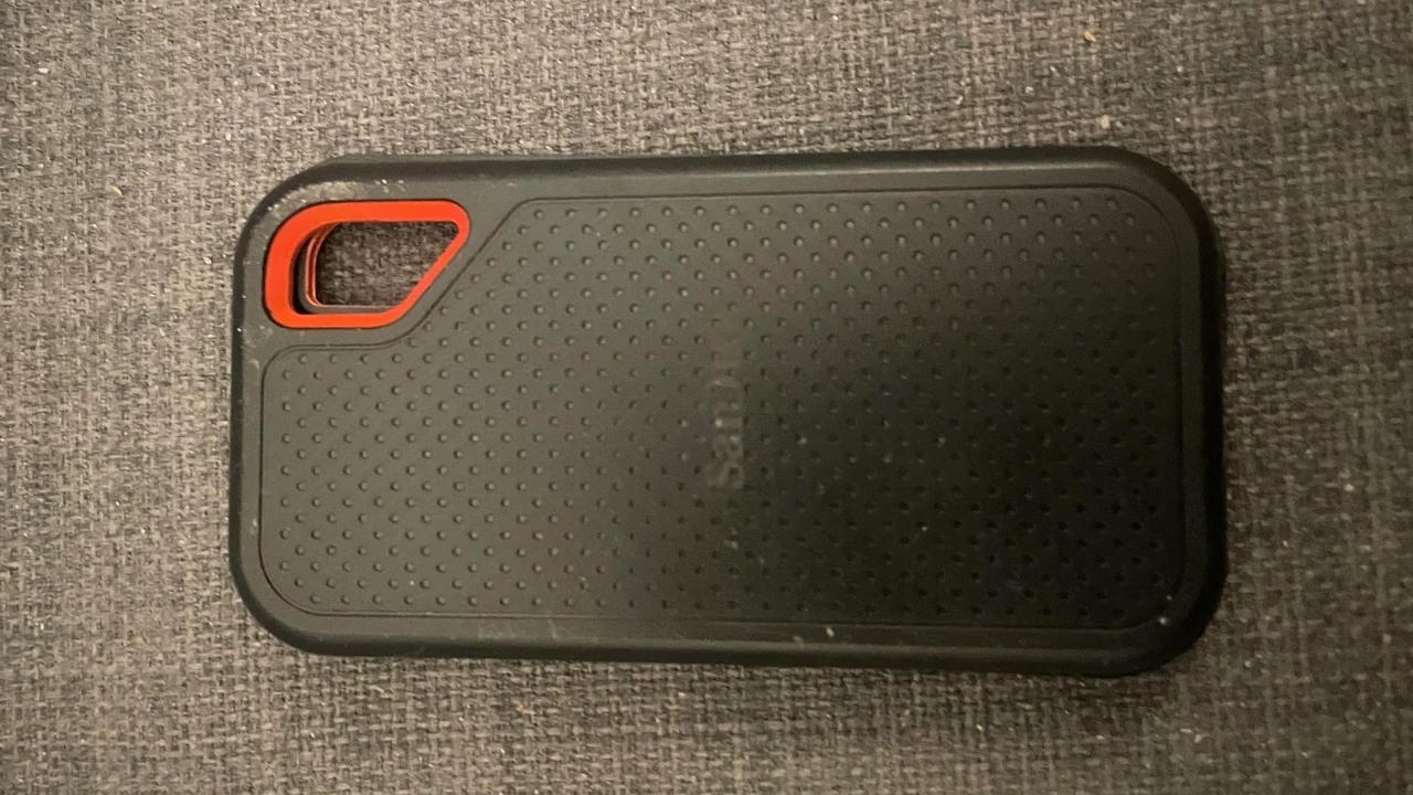 Gracz kupuje nowy dysk SSD za 500 złotych, ale nie działa. Kiedy jego kolega go otwiera, znajduje w środku tani chip z gorącym klejem, źródło grafiki: u/m1leopard; Reddit.