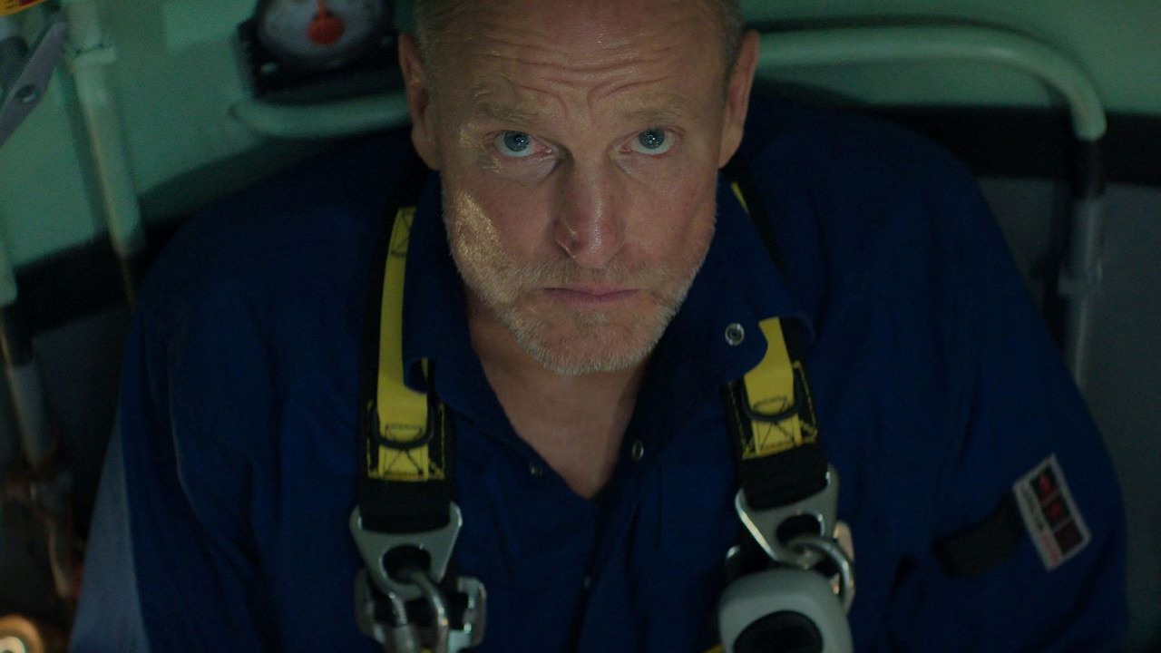 Dziś na Prime Video: 90 minut thrillera, który „mrozi krew w żyłach". Trzymająca w napięciu nowość z Woodym Harrelsonem zachwyciła widzów, źródło grafiki: Ostatni oddech, Alexa Parkinson, Dark Castle Entertainment, 2025.