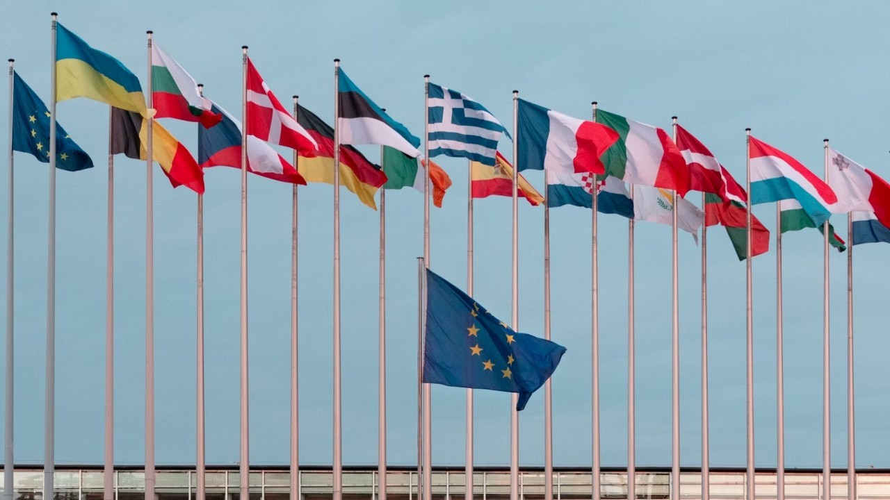 Za 7 dni Unia Europejska zdecyduje, czy będzie skanować szyfrowane czaty internautów, źródło grafiki: Lukas S; Unsplash.com; 2024.