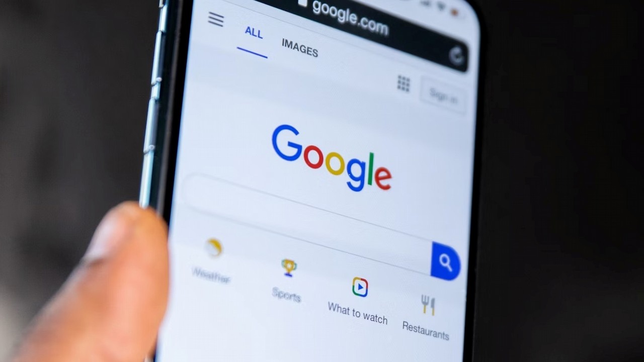 Po tym jak tryb AI trafił do wyszukiwarki Google, ludzie boją się, że Internet jaki znamy powoli staje się pieśnią przeszłości, źródło grafiki: Solen Feyissa; Unsplash.com; 2020.