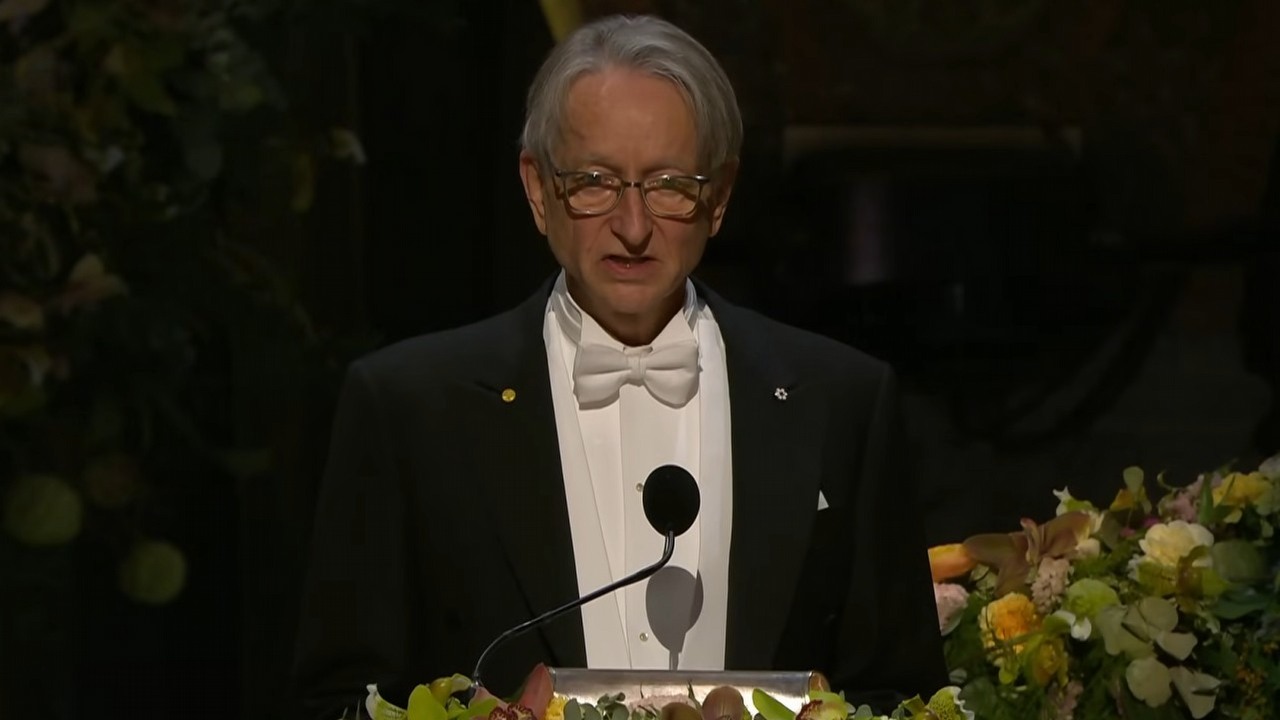 „To kapitalizm” - ojciec chrzestny AI przewiduje zwolnienia na masową skalę i ogromne zyski korporacji, źródło grafiki: YouTube: Nobel Prize; 2025.