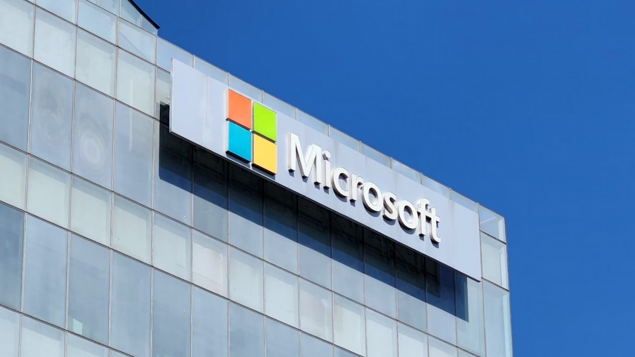 Microsoft kończy z pracą zdalną, pracownicy mają wrócić do biur, źródło grafiki: Sam Torres; Unsplash.com; 2022.