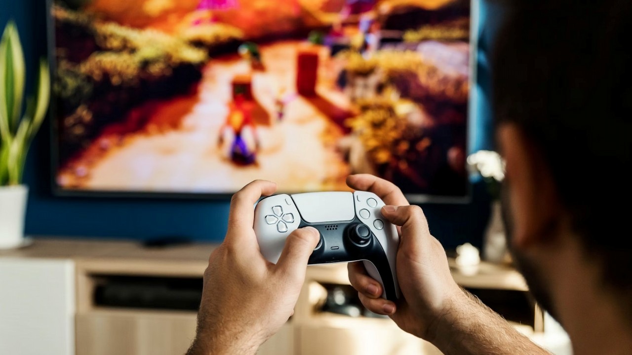 Sony wprowadza aplikację do kontroli rodzicielskiej na PlayStation 5; wśród funkcji programu limity czasu gry i wydatków w PS Store, źródło grafiki: JESHOOTS.COM; Unsplash.com; 2021.
