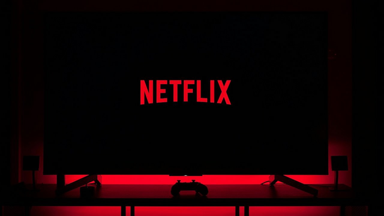 600 tysięcy Polaków widziało go w kinach. Niedługo polski hit obejrzysz w domu na Netflix, źródło grafiki: Unsplash.com / Thibault Penin / 2019.