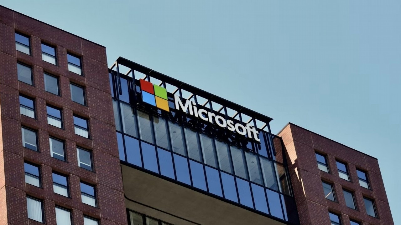 Microsoft właśnie dokonał jednej z największych inwestycji w swojej historii, i to nie w OpenAI, ale w „nieznaną” holenderską firmę, źródło grafiki: Praswin Prakashan; Unsplash.com; 2024.